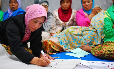 女性在社区会议在印度尼西亚